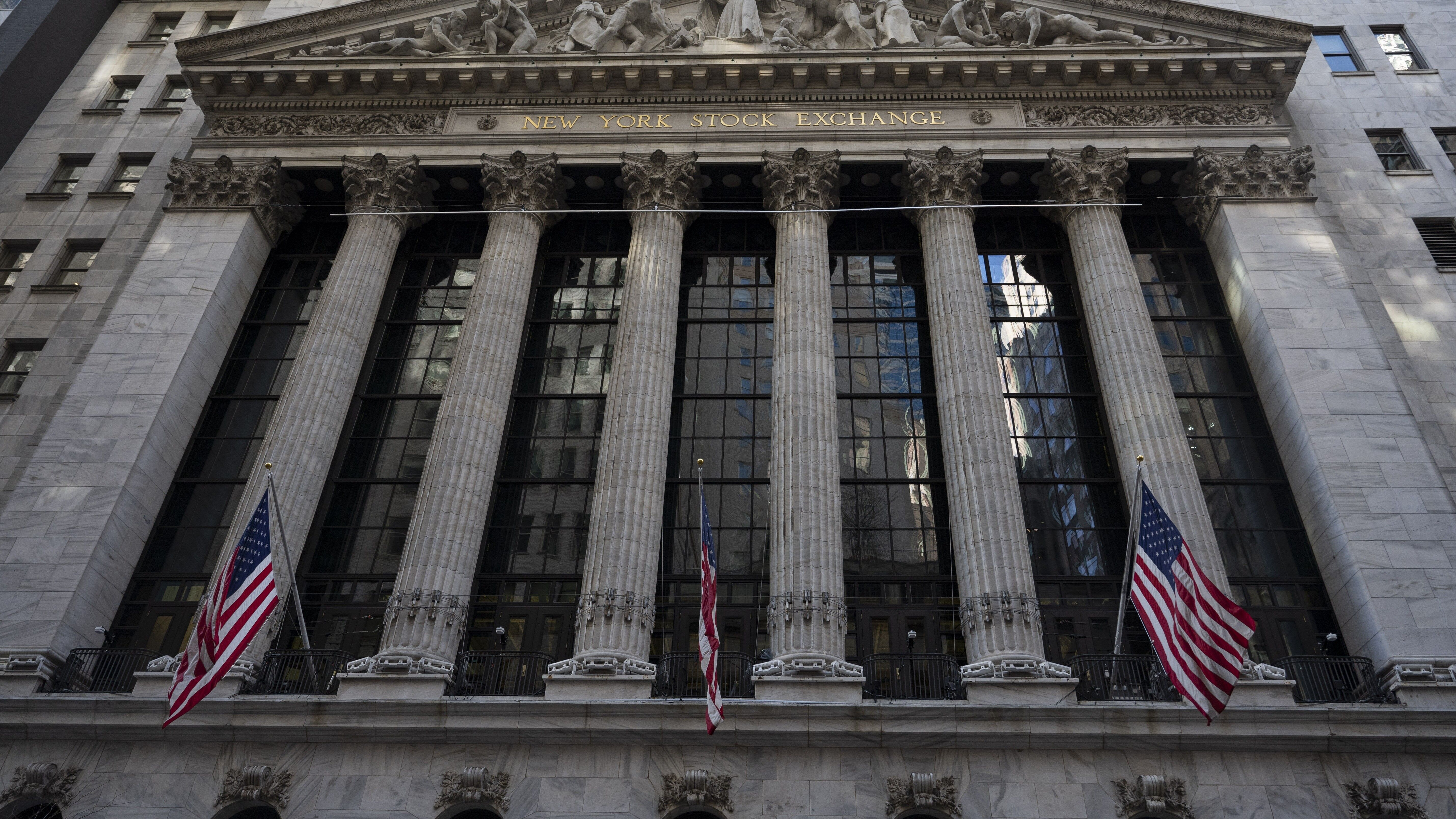 S&P 500 ve Nasdaq, çip hissesi satışları ve jeopolitik risklerle bir ayın en düşük seviyelerini gördü