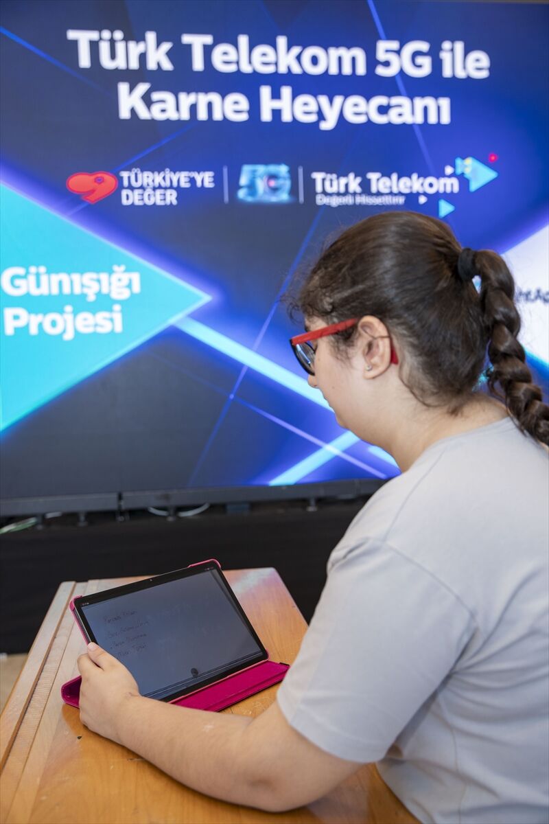 Türk Telekom'un TahtApp uygulamasıyla karne heyecanı 7 ilde 5G'yle eş zamanlı yaşandı