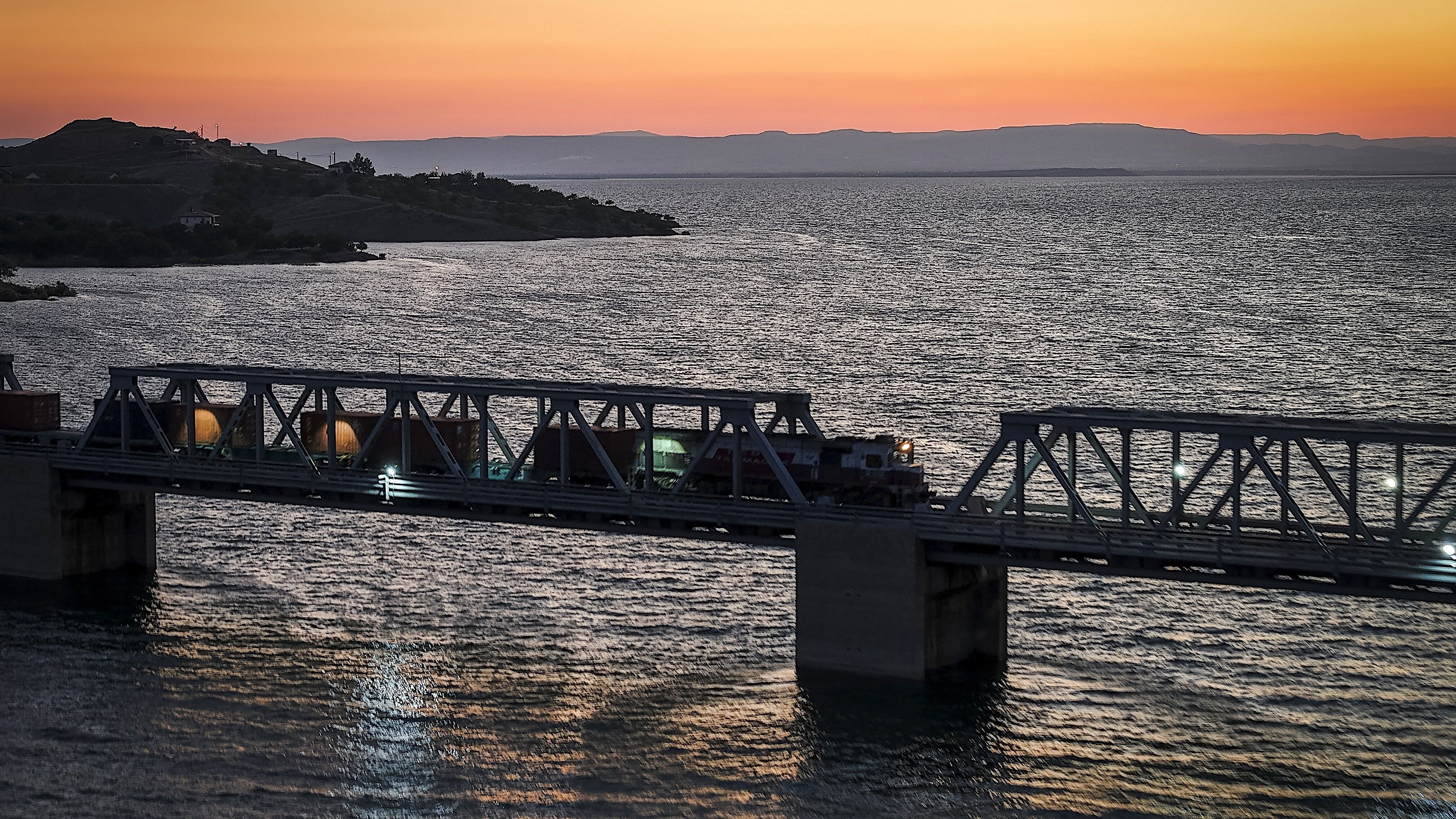 Türkiye'nin en uzun demir yolu köprüsü 40 yıldır rayların yükünü taşıyor