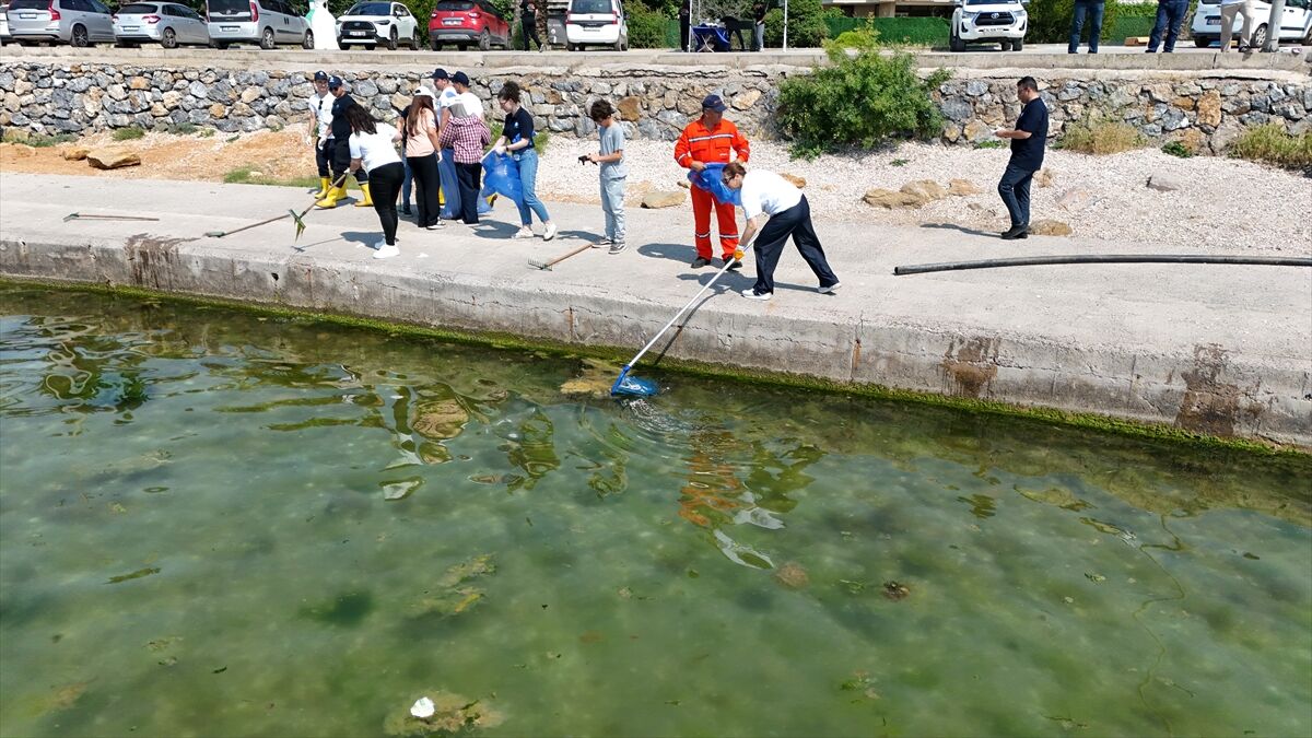 Tuzla'da öğrenciler kıyı temizliği için sahaya indi