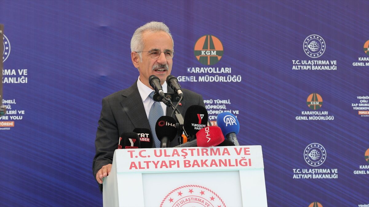 Ulaştırma ve Altyapı Bakanı Uraloğlu: Hakkari'nin her köşesini çağın gereklerine uygun hale getirmeye devam edeceğiz