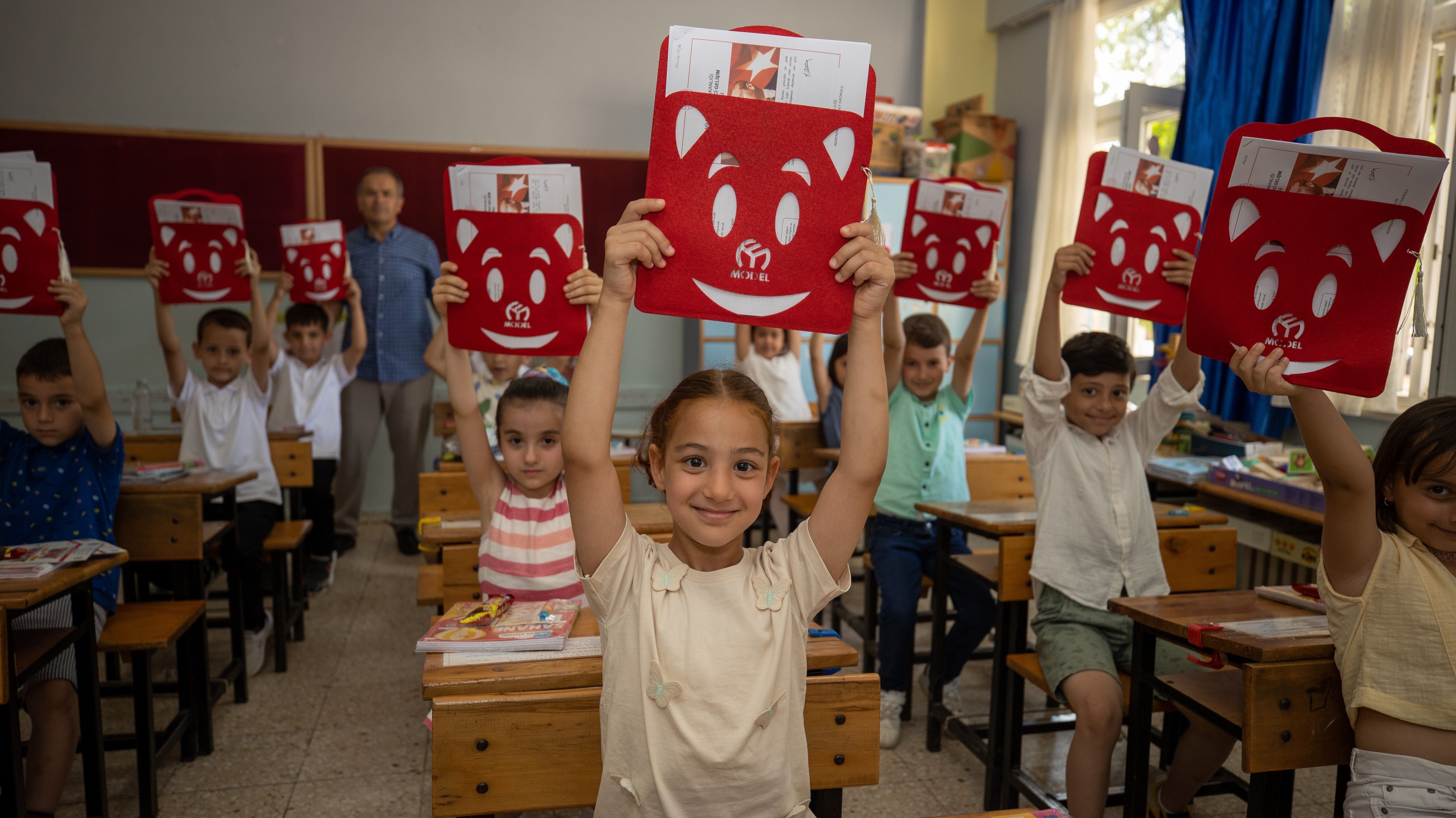 Yaklaşık 18 milyon öğrenci karnelerini alarak yaz tatiline girdi