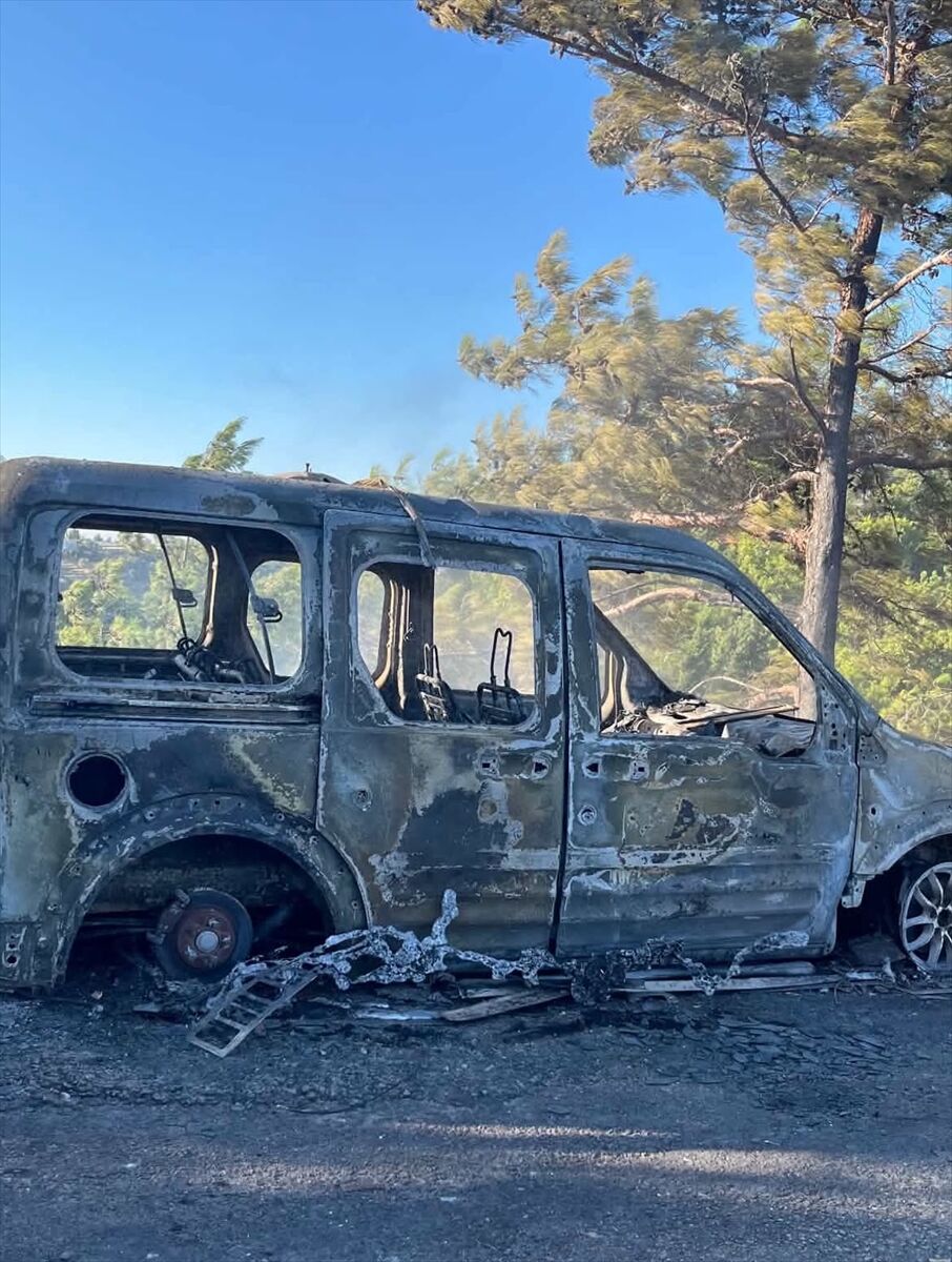 Alanya'da çalılık yangınında ev ve hafif ticari araç zarar gördü