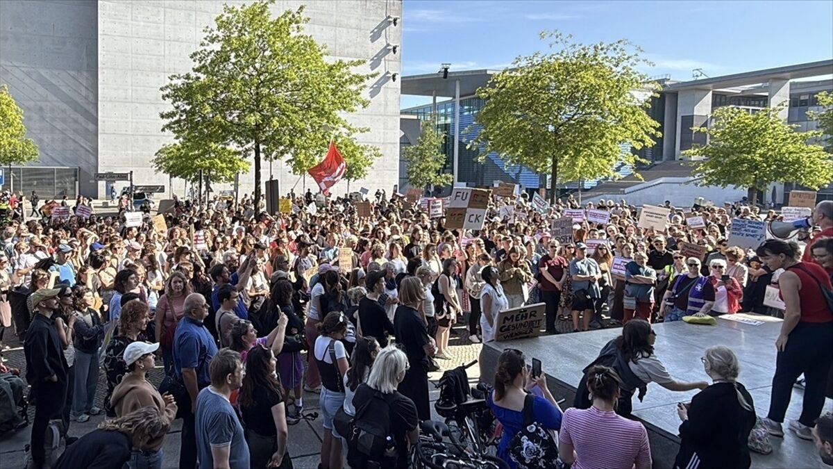 Almanya'da hükümetin hayata geçirmeyi planladığı sağlık reformu protesto edildi