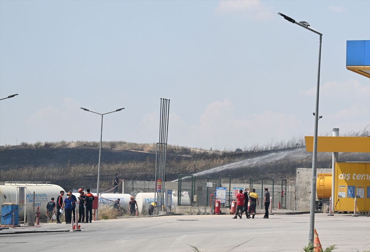 Ankara'da çıkan ot yangınına havadan ve karadan müdahale ediliyor