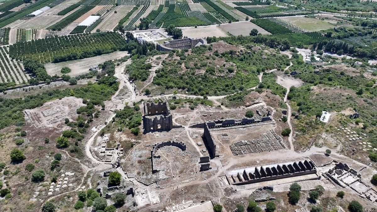 Aspendos'un yaklaşık 2 bin yıllık ana caddesi yeniden hayat buldu