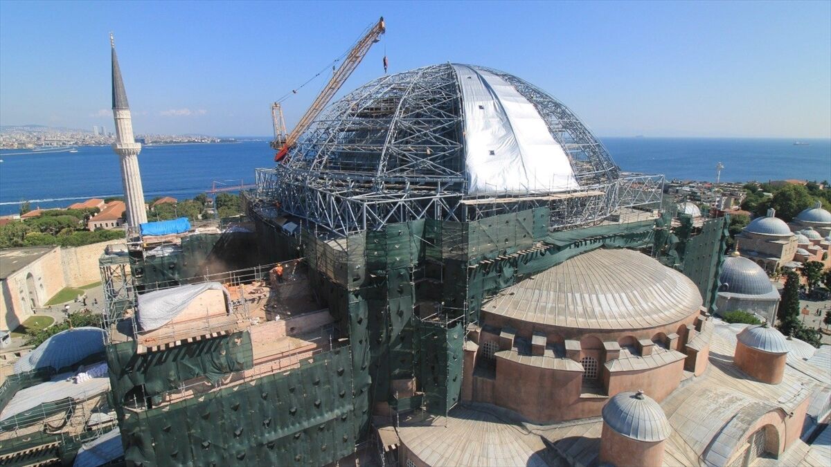 Ayasofya'nın ana kubbesindeki restorasyon çalışmalarında yeni aşamaya geçildi