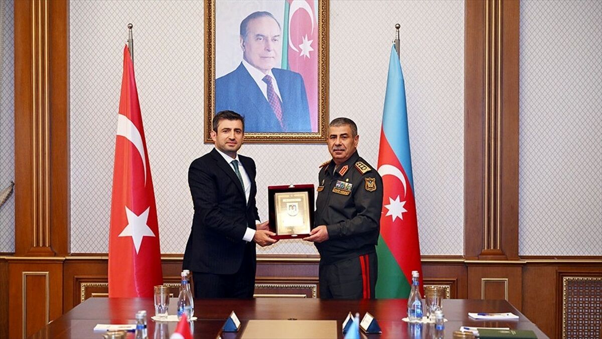 Azerbaycan Savunma Bakanı Hasanov, Baykar Yönetim Kurulu Başkanı Bayraktar ile görüştü
