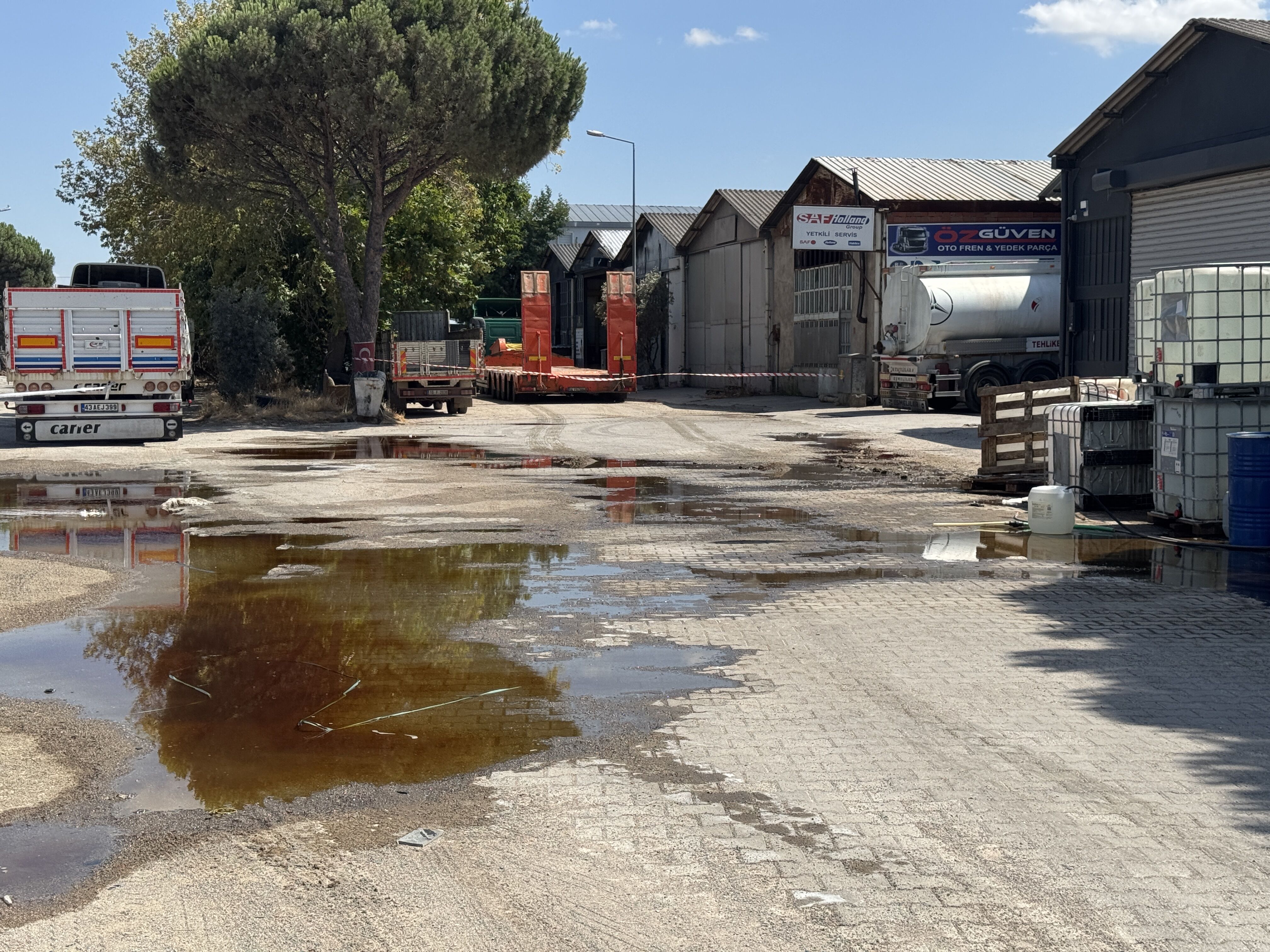 Balıkesir'de yola saçılan kimyasal maddenin kokusundan etkilenen 5 kişi hastaneye kaldırıldı