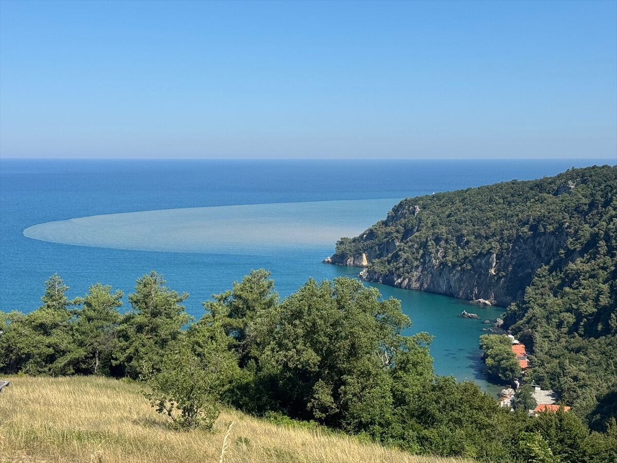 Bartın'da ırmağın taşıdığı çamurlu suyla denizin rengi değişti