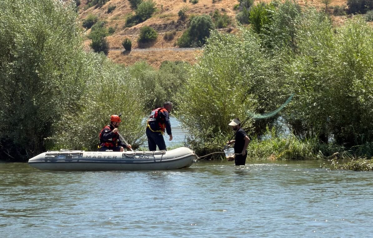Bingöl'de Murat Nehri'nde adacıkta mahsur kalan kişi kurtarıldı