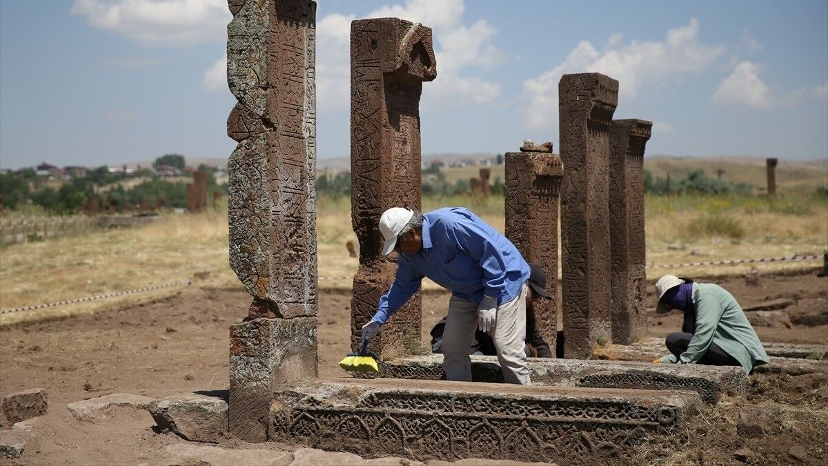 Bitlis'teki Selçuklu Meydan Mezarlığı'nda yeni mezarlar gün yüzüne çıkarıldı
