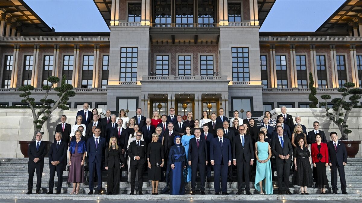 Cumhurbaşkanı Erdoğan ve eşi Emine Erdoğan, devlet ve hükümet başkanları ile eşleri onuruna yemek verdi