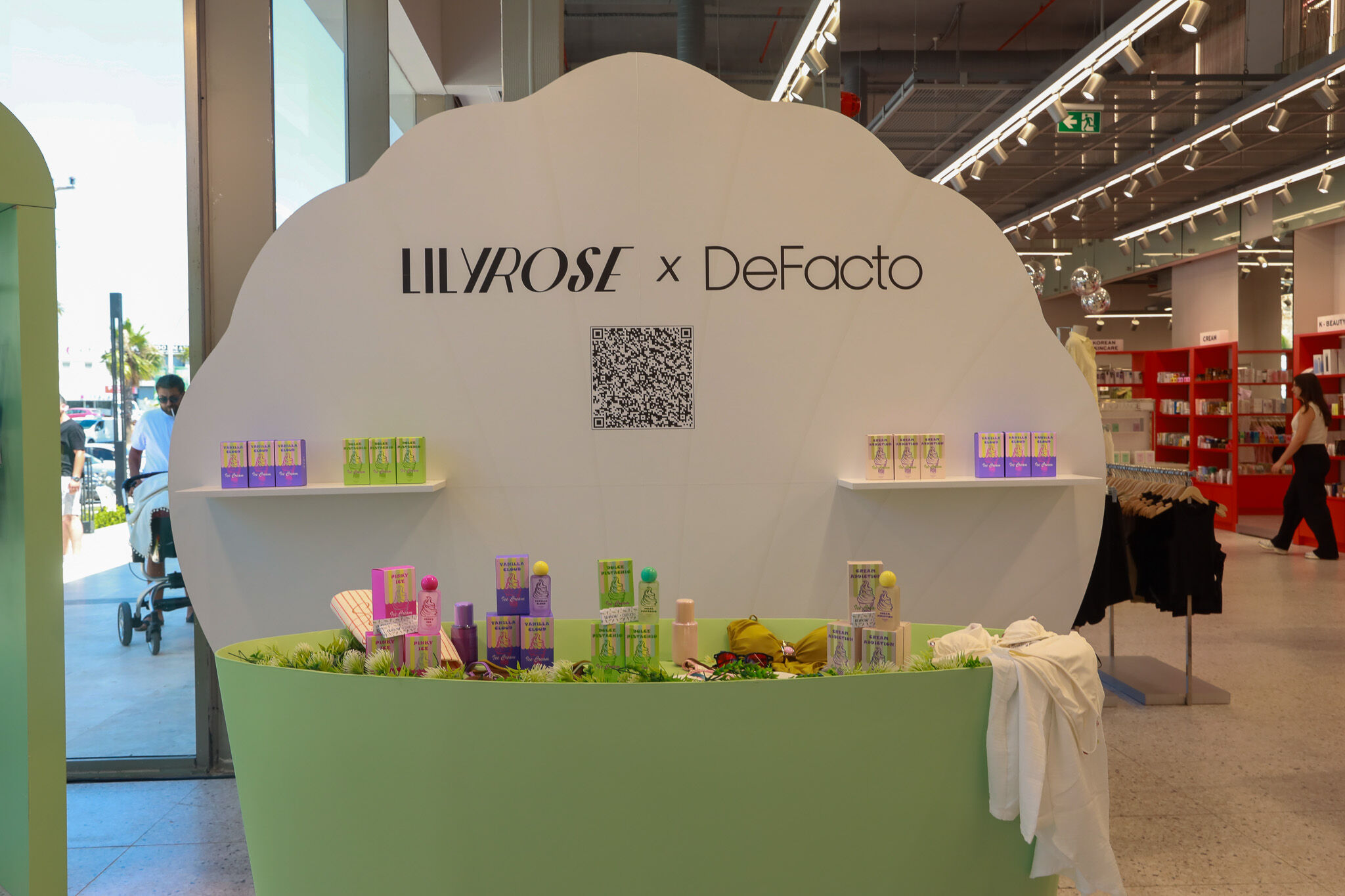 DeFacto 'LilyRose x DeFacto Plaj Koleksiyonu'nu Bodrum'da tanıttı
