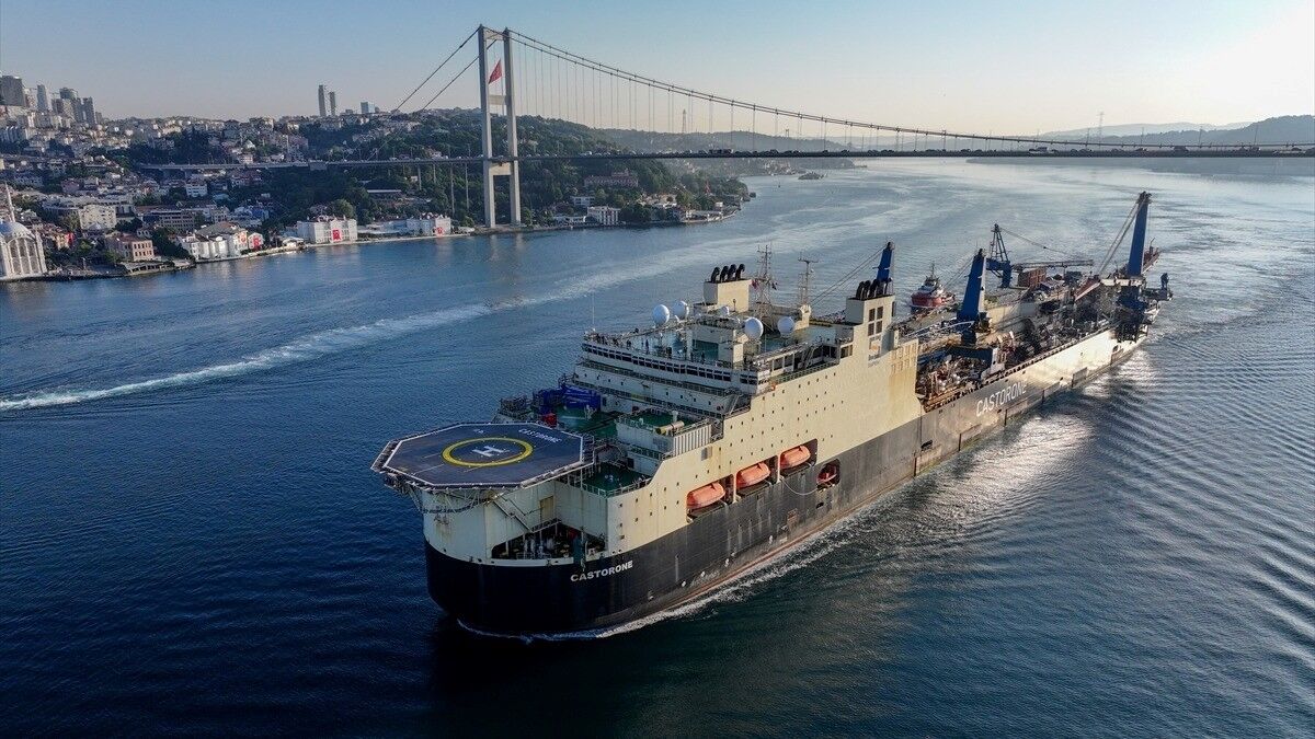 Doğal gaz boru hattı döşeme gemisi İstanbul Boğazı'ndan geçti
