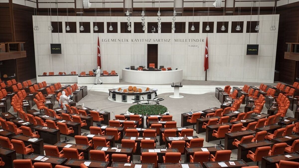 En düşük emekli aylığının artırılmasına yönelik düzenlemeyi de içeren kanun teklifi TBMM'de