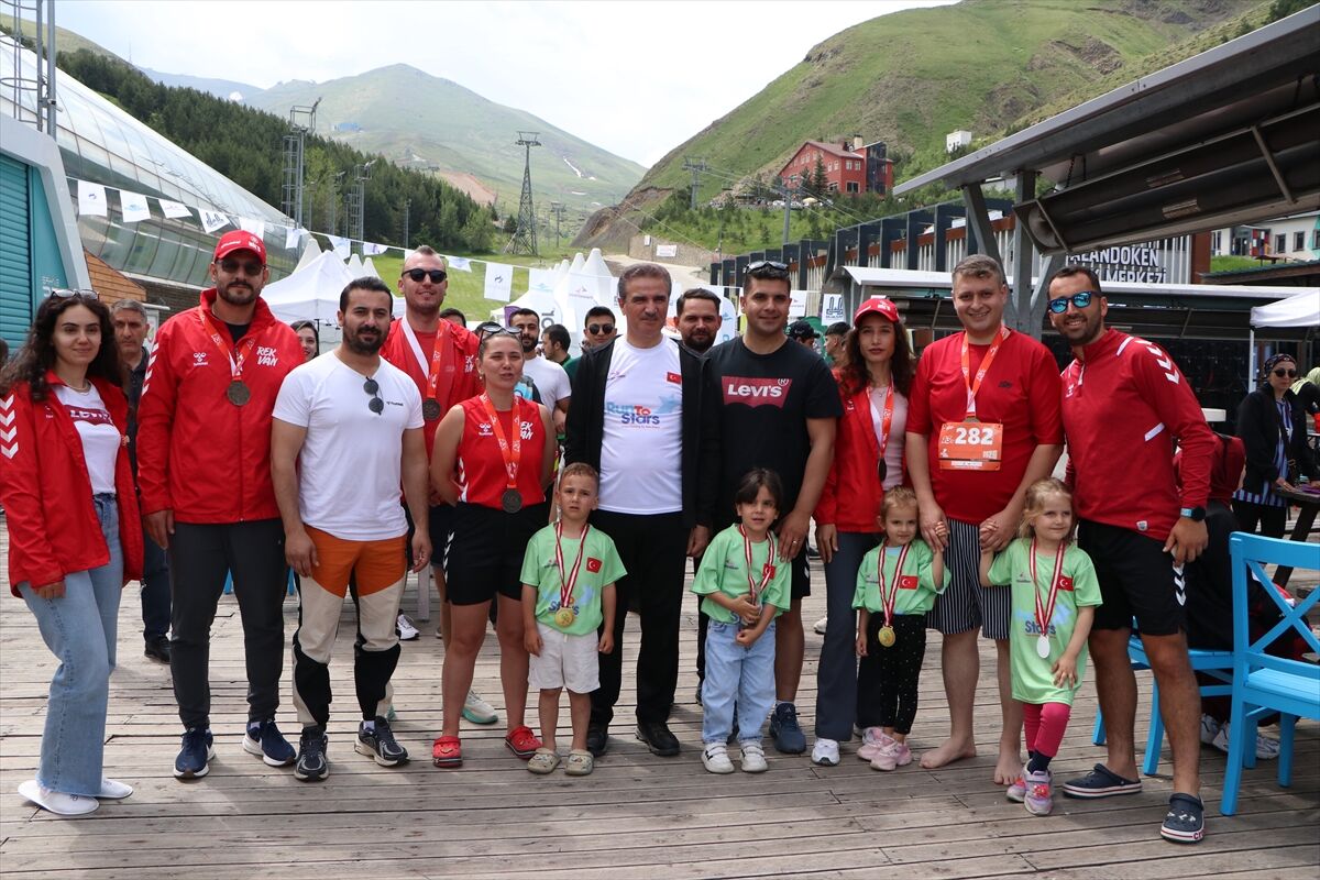 Erzurum Valisi Baruş, Palandöken Dağı'nda halk yürüyüşüne katıldı