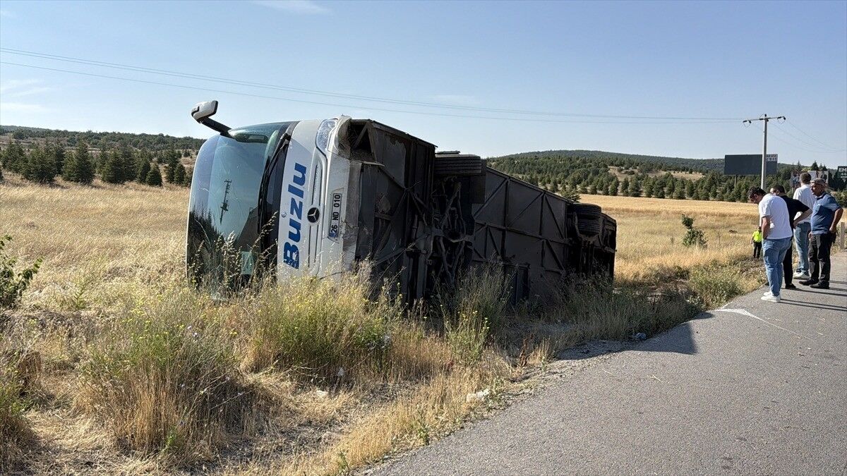 Eskişehir'de yolcu otobüsü şarampole devrildi