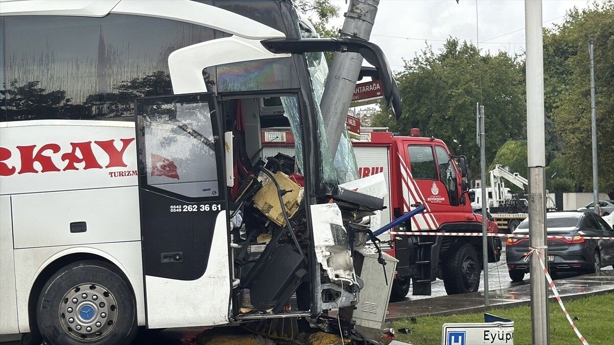 Eyüpsultan'da yolcu otobüsü ile otomobil çarpıştı, 30 kişi yaralandı