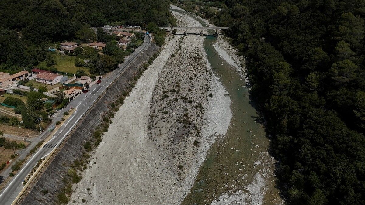 Fransa'da haftalardır süren aşırı sıcaklar nehirlerin su seviyesini düşürdü