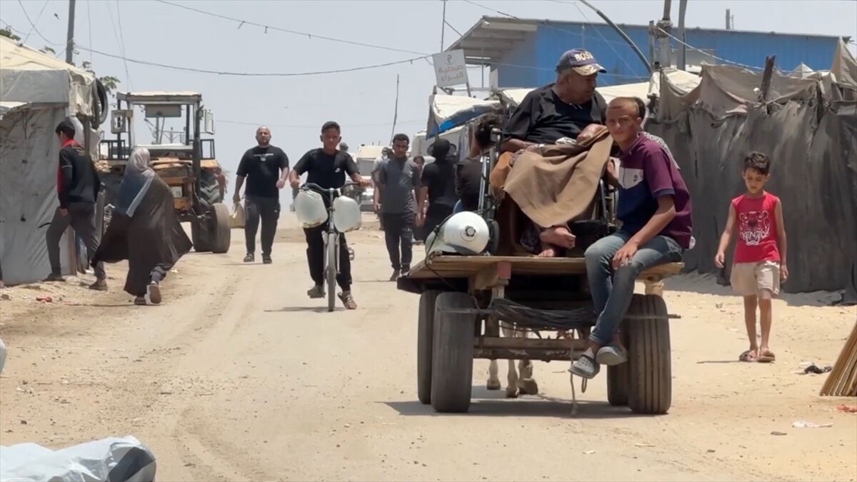 Gazze'de böbrek hastası 77 yaşındaki Hacci, at arabasında oksijen tüpüyle diyalize gidiyor