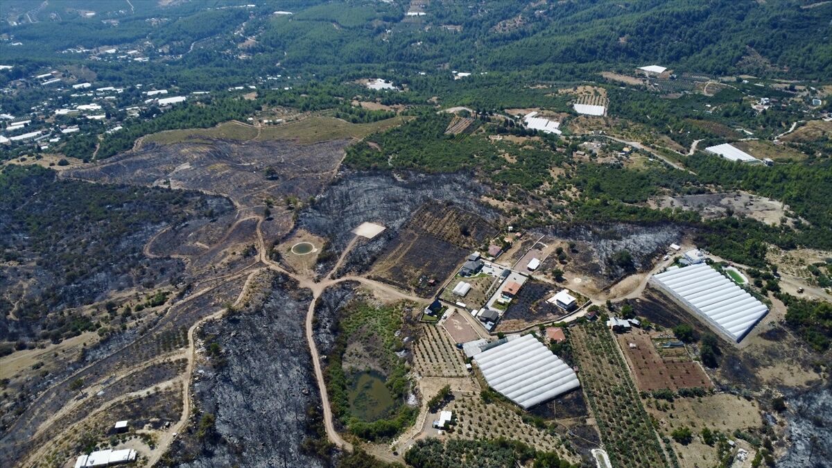 GÜNCELLEME - Antalya'nın Kumluca ilçesinde çıkan orman yangını kontrol altına alındı