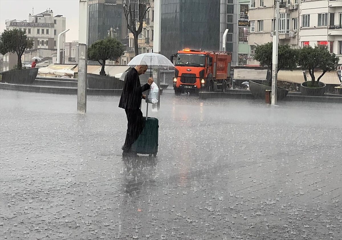 İstanbul'un bazı bölgelerinde gökgürültülü sağanak etkili oluyor