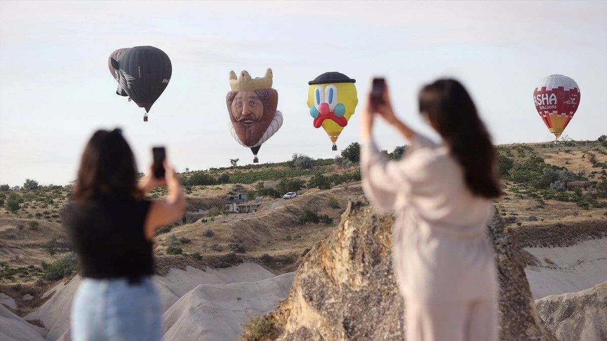 Kapadokya Balon Festivali, 30 figürlü balonun gösteri uçuşuyla başladı