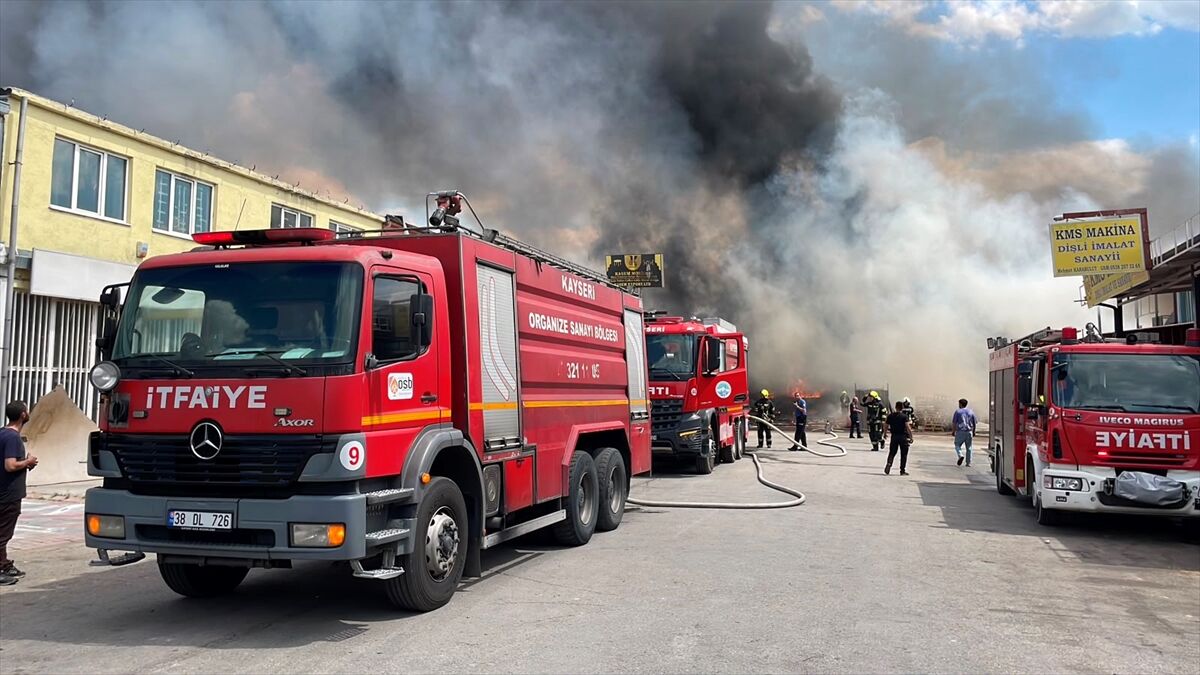 Kayseri'de hurdalıkta çıkan yangına ekipler müdahale ediyor
