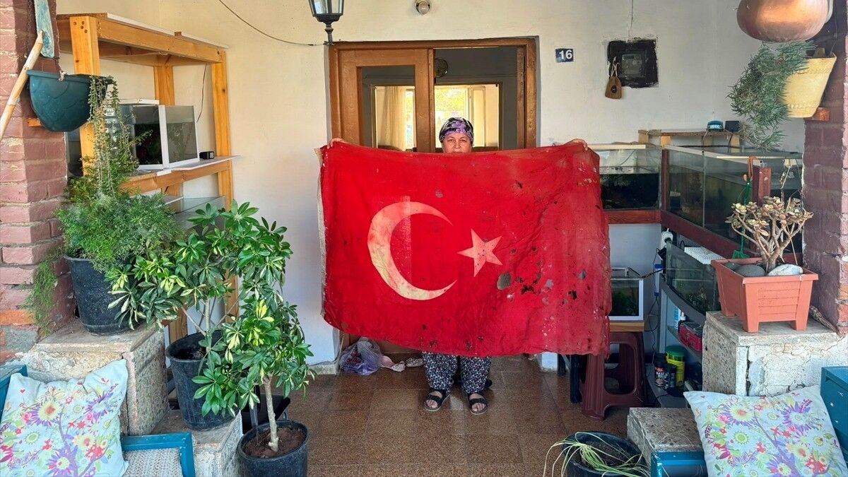 Kıbrıs Barış Harekatı'nda Mehmetçiğin kullandığı Türk bayrağını sandığında 36 yıldır saklıyor
