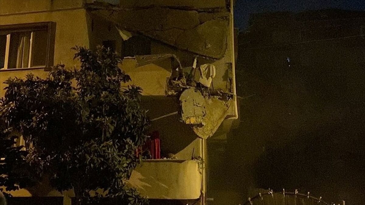 Küçükçekmece'de balkonlarında çökme meydana gelen 5 katlı apartman boşaltıldı