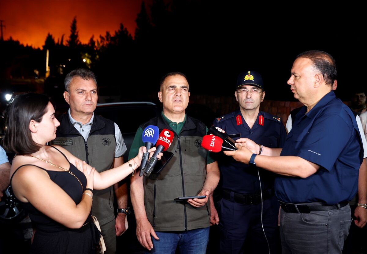 Milas'ta ormanlık alanda çıkan yangına karadan müdahale sürüyor