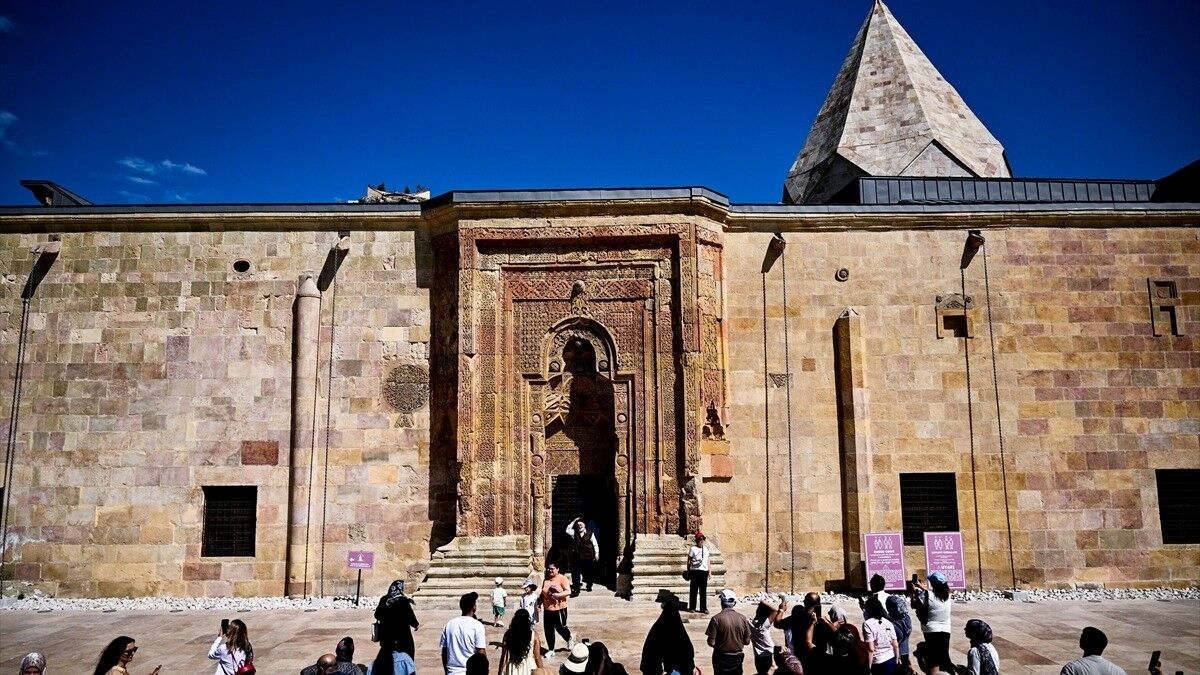 Motif motif işlenen taşlarda gölgeler yüzyıllardır kıyama duruyor