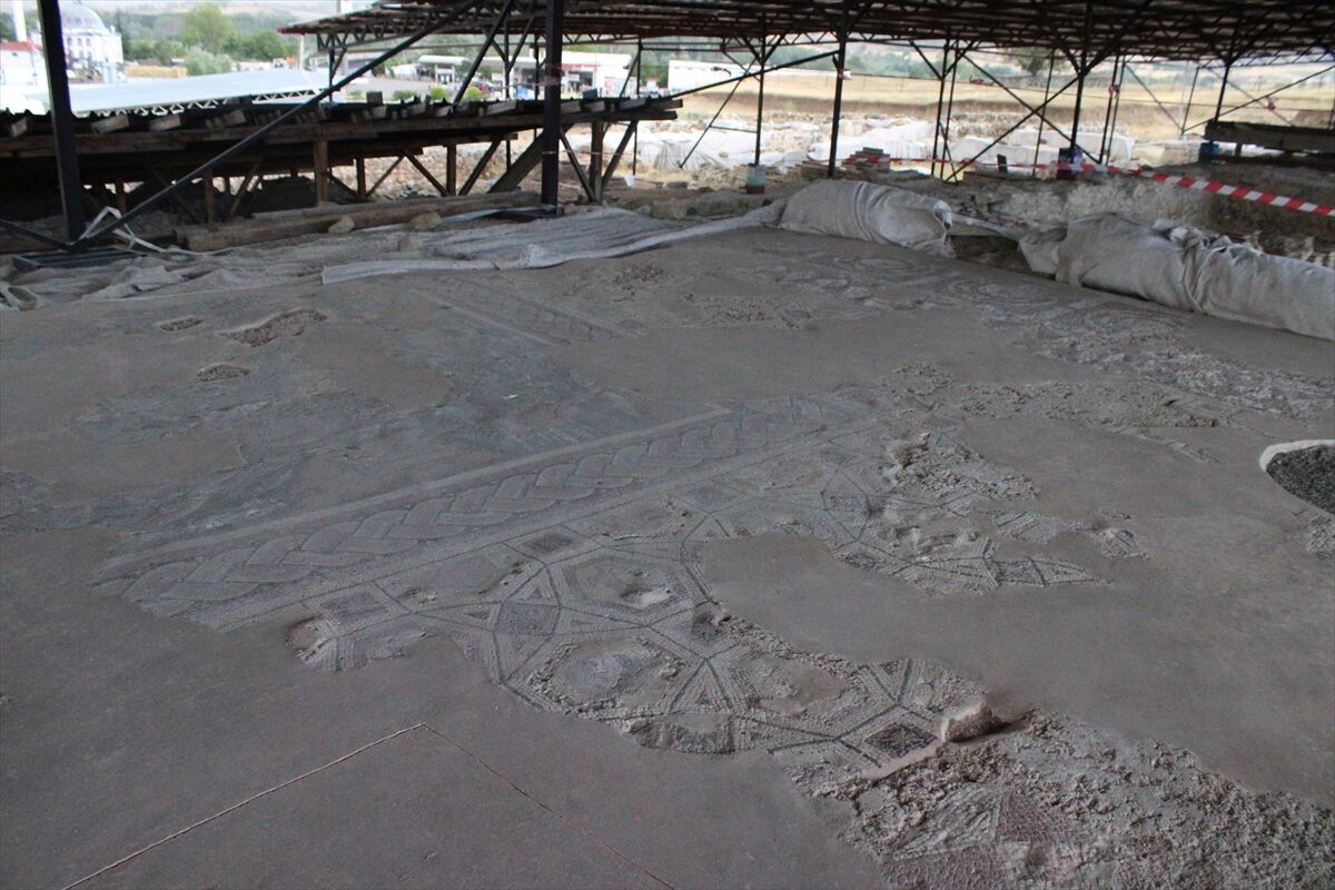 Pompeiopolis Antik Kenti'nde Roma villasının mozaikleri gün yüzüne çıkarılıyor