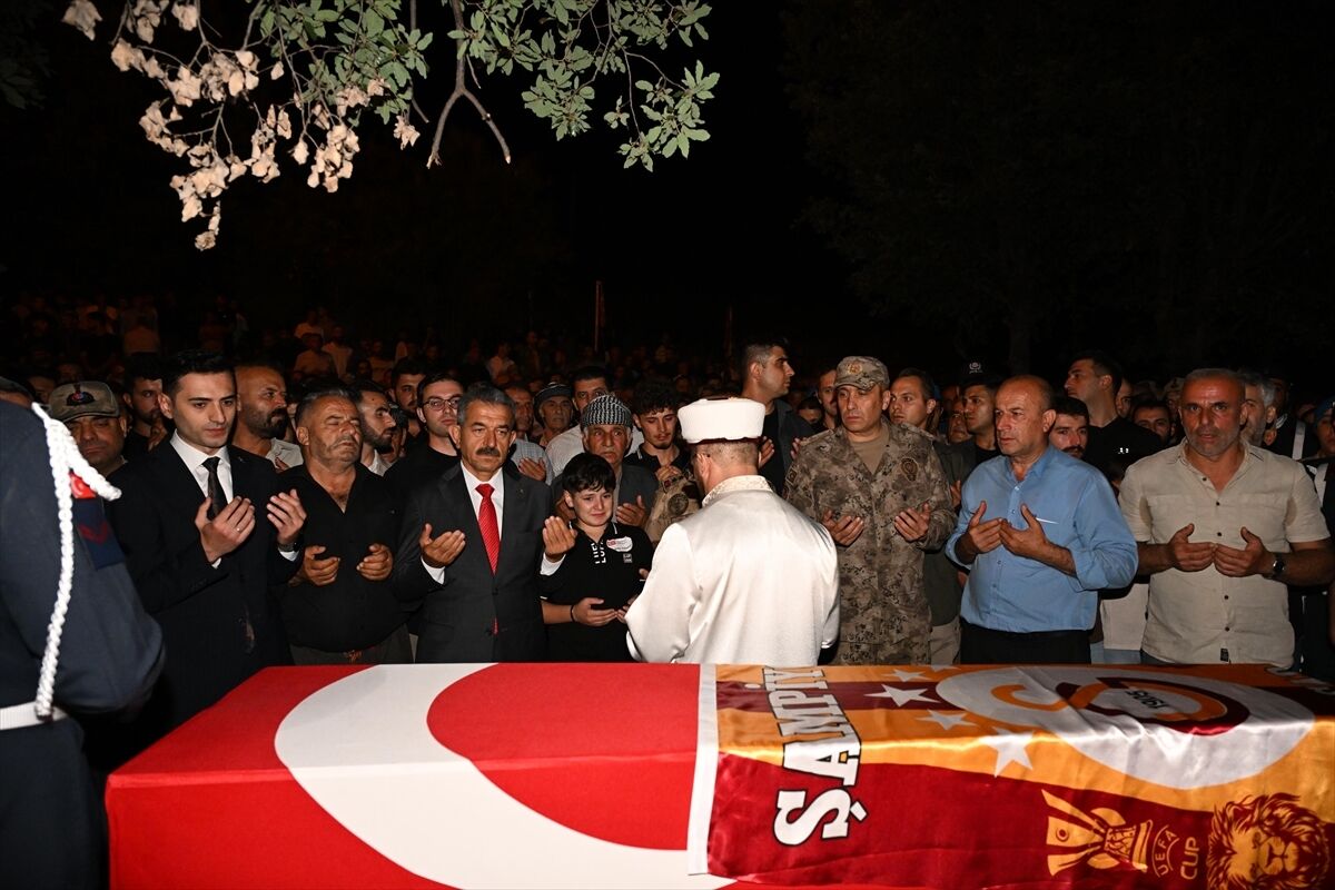 Şanlıurfa'da halı sahada kalp krizi sonucu ölen jandarma uzman çavuşun cenazesi Şırnak'ta defnedildi