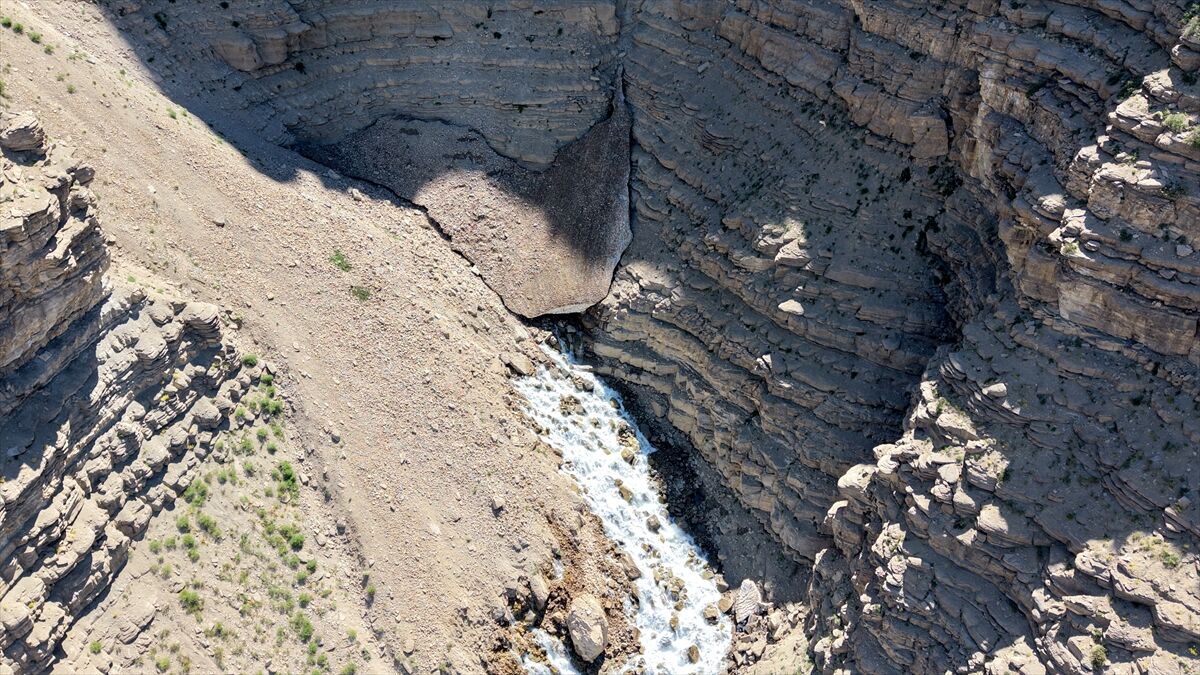 Siirt'te Okçular Deresi'nin kaynağı dron ile görüntülendi