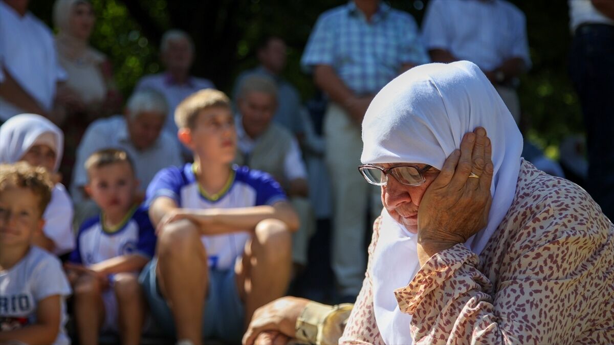 Srebrenitsa Soykırımı kurbanlarının cenazeleri, Saraybosna'dan Potoçari Anıt Mezarlığı'na uğurlandı