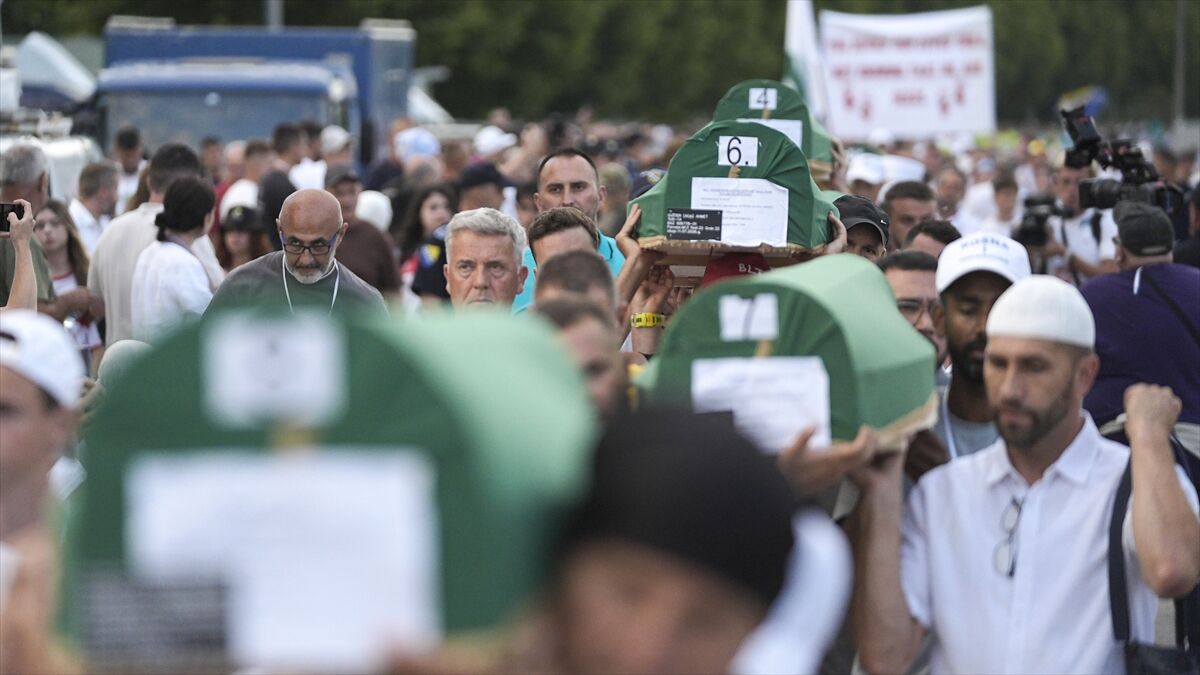 Srebrenitsa Soykırımı'nın 10 kurbanı bugün toprağa verilecek