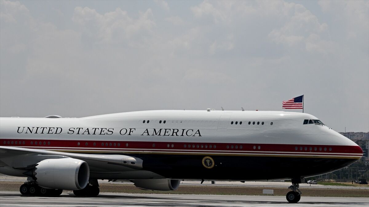 Trump'tan yeni Air Force One uçağının 'en üst seviyeye' çıkarılacağı açıklaması
