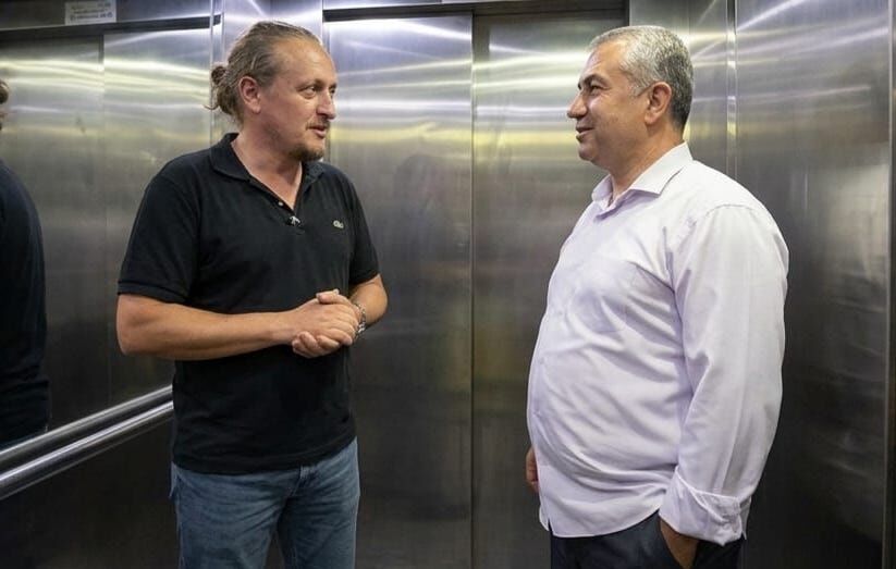 Asansörde belediye başkanını tanımayınca ortaya güldüren diyalog çıktı!