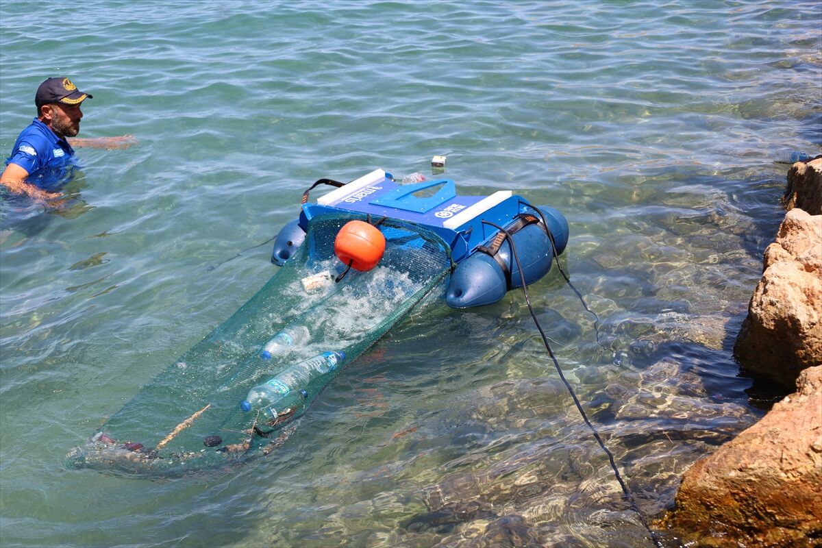 Antalya'da deniz yüzeyindeki kirlilik 'Çöp Kapar' robotla önlenecek