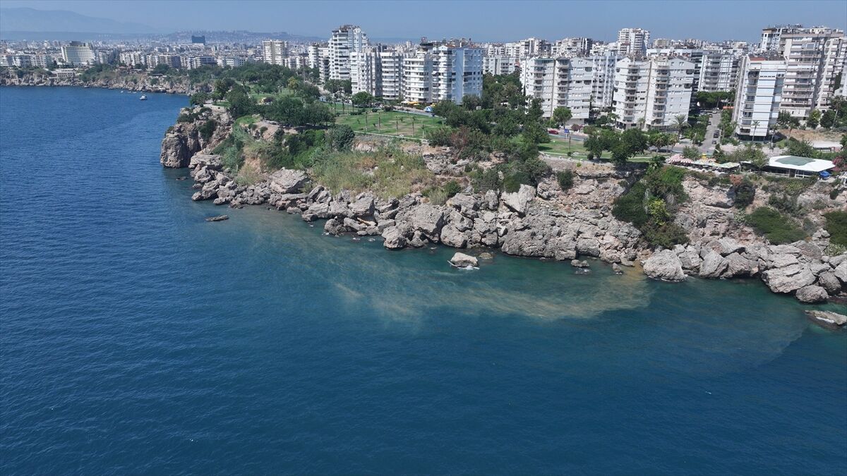 Antalya'da Falez Parkı'nda denize atık su sızıntısı