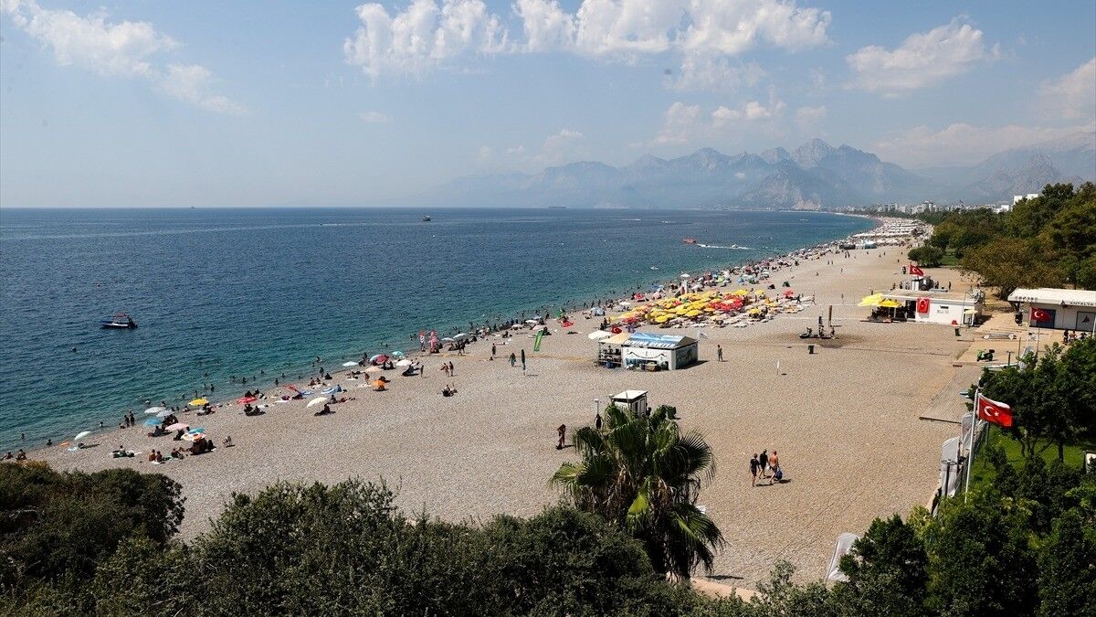 Antalya'da sıcaktan bunalanlar sahillerde yoğunluk oluşturdu