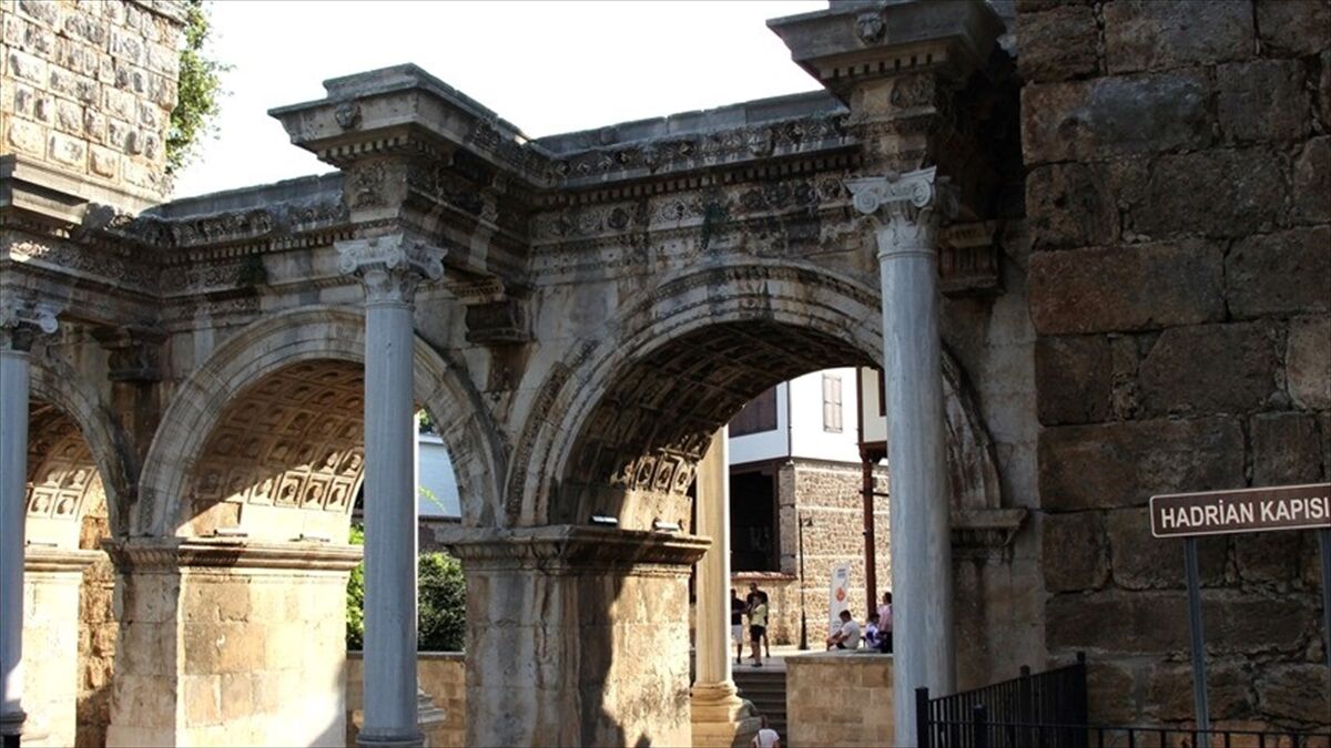 Antalya'daki 1900 yıllık Hadrian Kapısı kentin tarihine ışık tutuyor