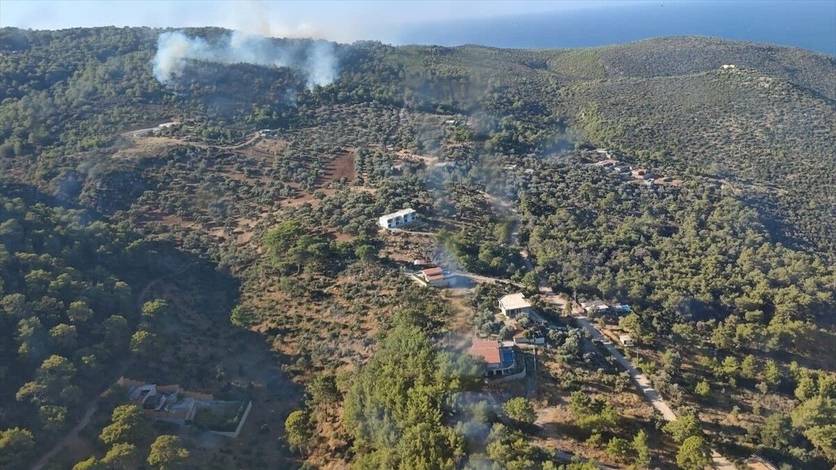 Antalya'nın Kaş ilçesinde çıkan orman yangınına müdahale ediliyor