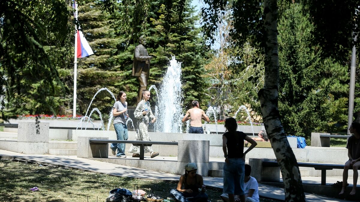 Balkan ülkeleri Sırbistan ve Hırvatistan'da, yeni bir sıcak hava dalgası etkili oluyor