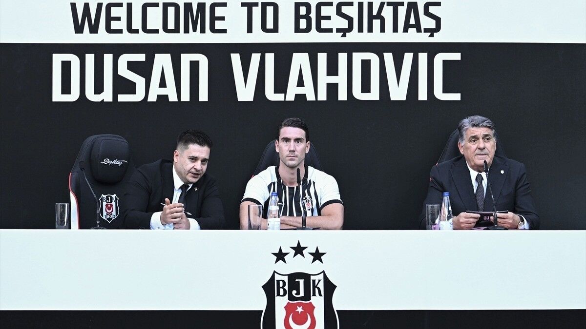 Beşiktaş Kulübü, Sırp golcü Dusan Vlahovic için imza töreni düzenledi