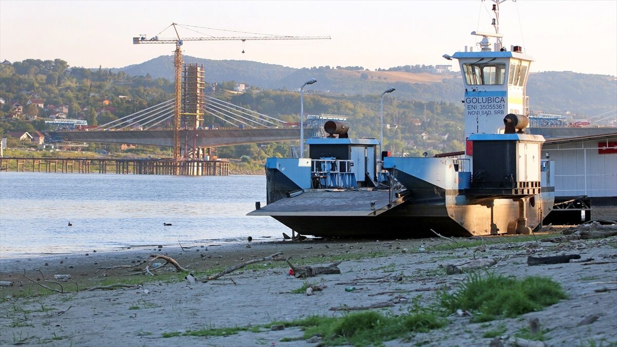 Bulgaristan'da Tuna Nehri'nde çok sayıda gemi düşük su seviyesi nedeniyle bekliyor