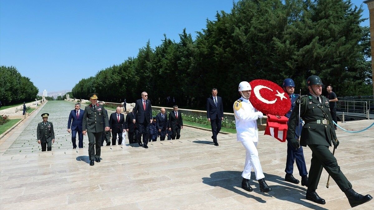 Cumhurbaşkanı Erdoğan başkanlığındaki YAŞ üyeleri Anıtkabir'i ziyaret etti
