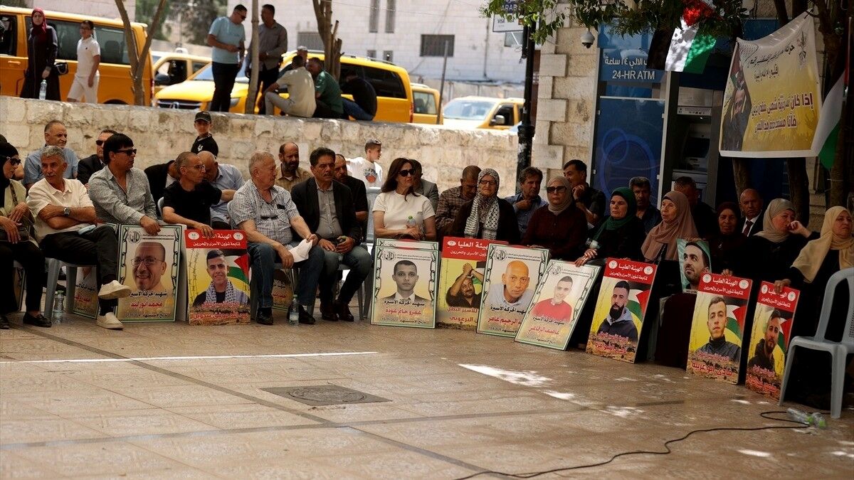 Filistinliler, Gazze halkı ve İsrail hapishanelerindeki esirlerle dayanışmak amacıyla gösteriler düzenledi